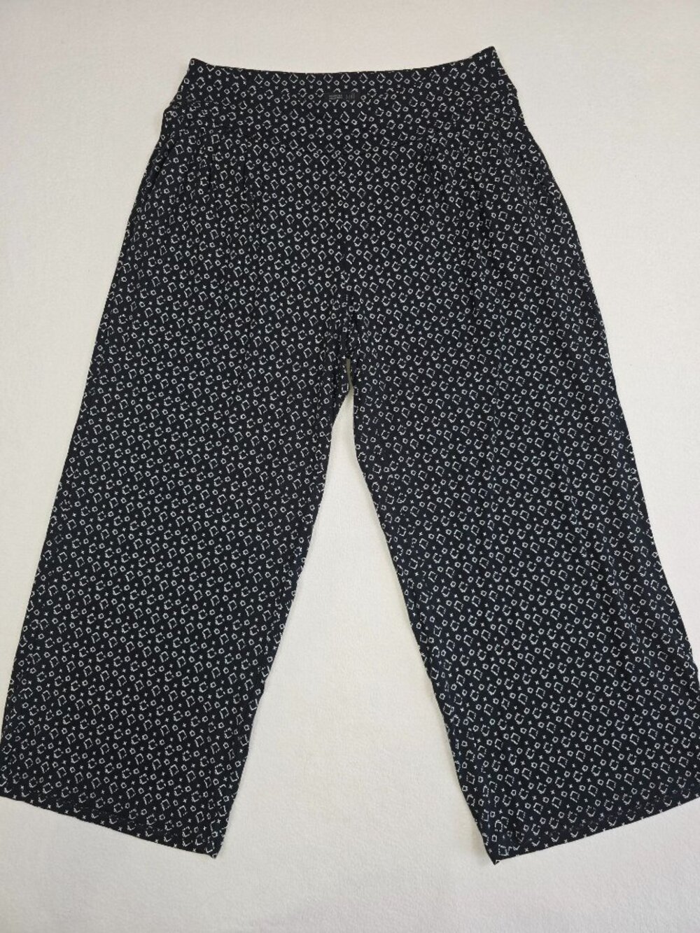 J Jill Small Wearever Pleated Cropped Pants Black & White Geometric Pattern